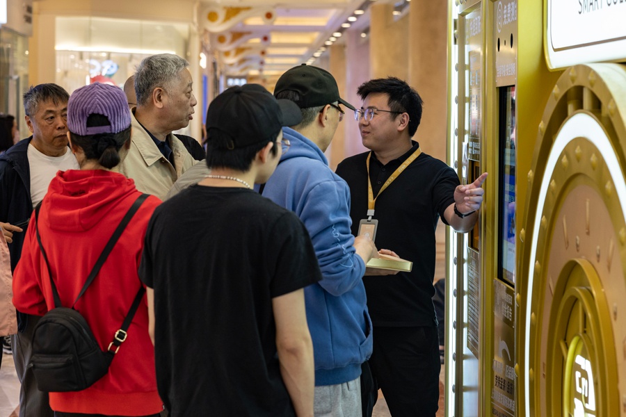 黄金回收像ATM一样方便？上海市民排队变现，你的旧首饰值多少钱  第5张