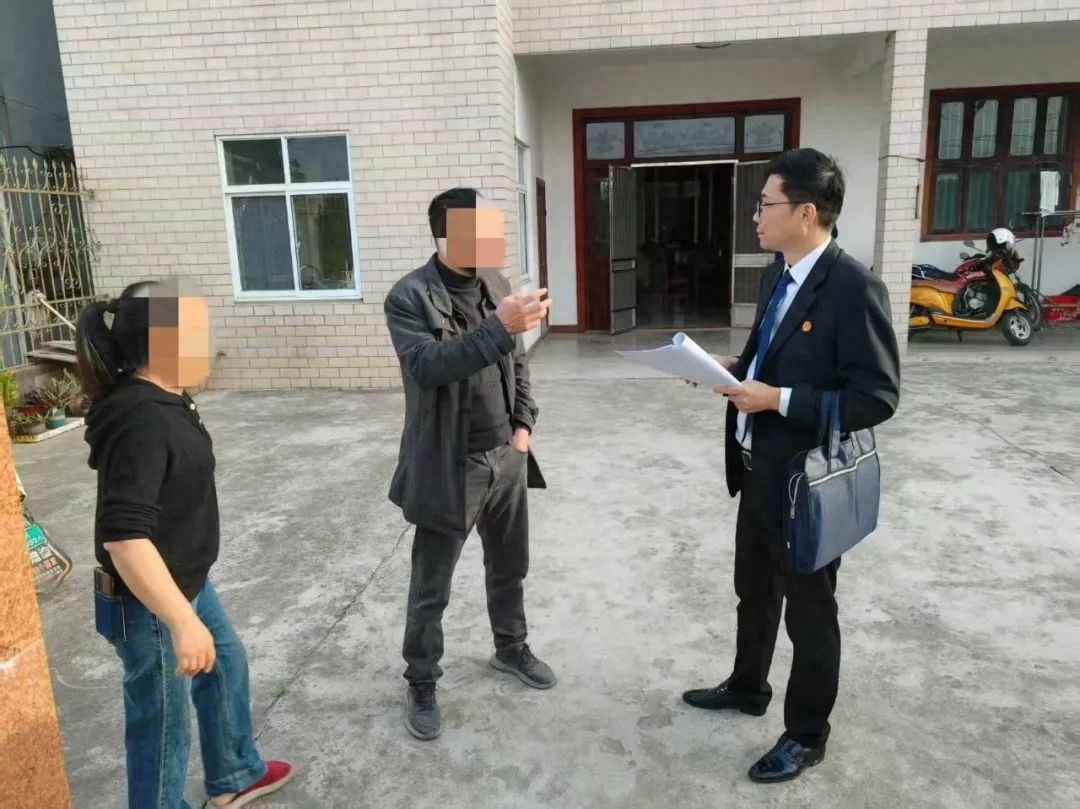 拖欠12万赔偿款还想跑？靖江法院凌晨出击，包工头当场服软求饶