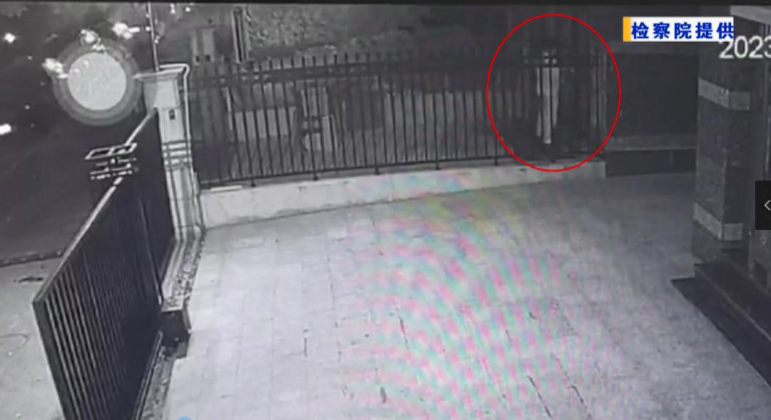 为给儿子出气恶意破坏他人家门？这究竟是怎样的糊涂父亲  第2张