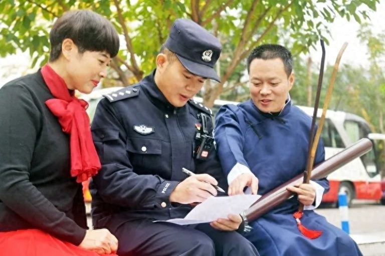 32 岁社区民警扎根基层 9 年！他如何让治安复杂社区零发案？