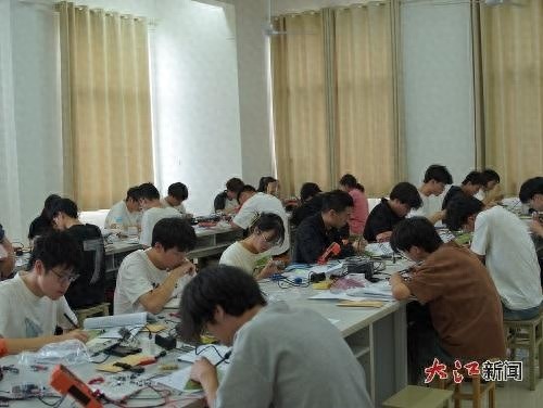 全省40余所高校1000余名学子竟在这场电子专题设计赛中同台竞技？