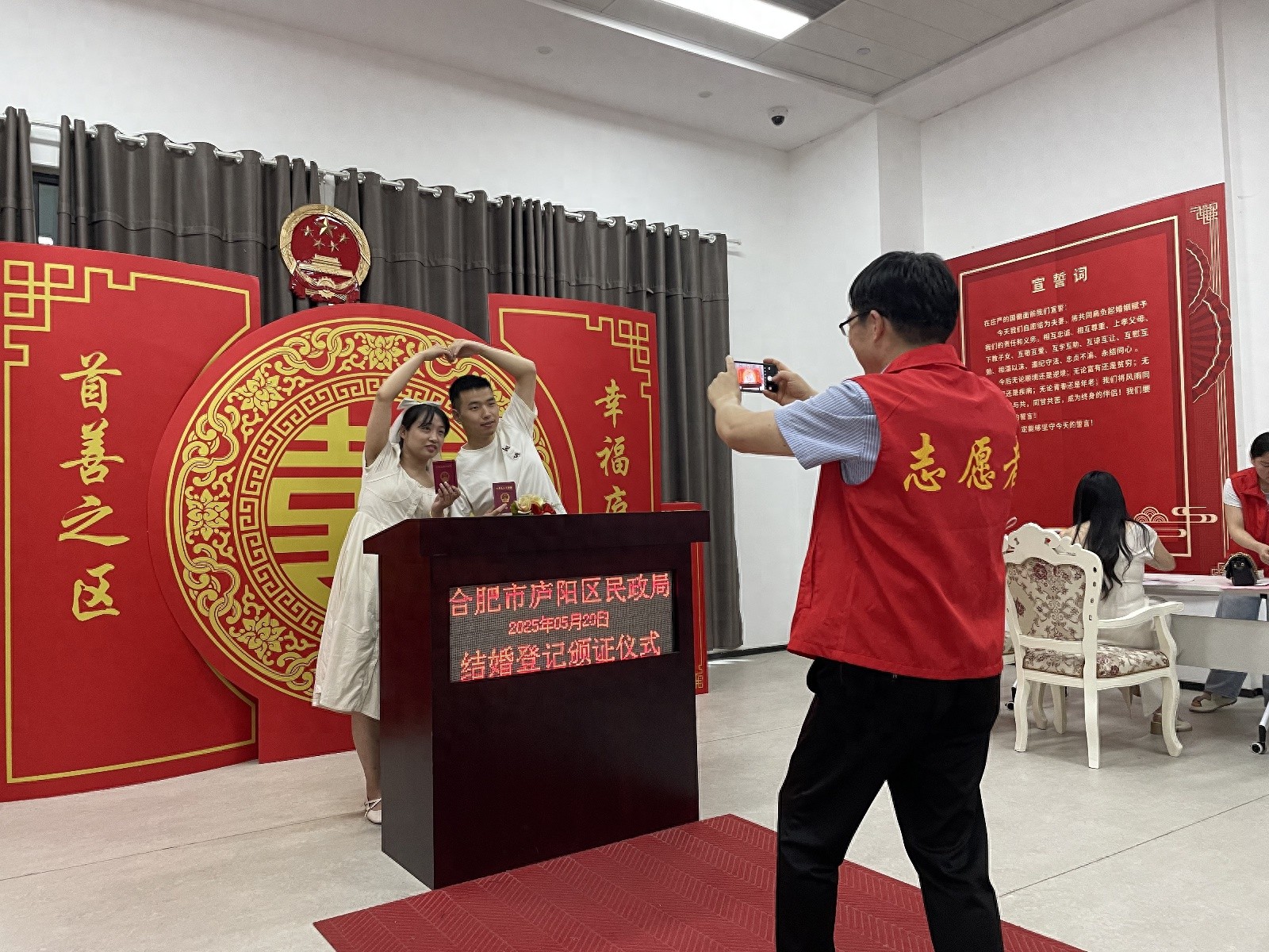 520合肥婚姻登记处爆棚！登记量竟达平时6倍？背后原因惊人