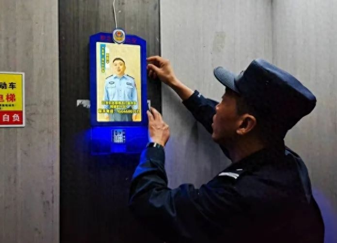 派出所教导员发明公安宣传屏获专利！解决社区警务痛点？