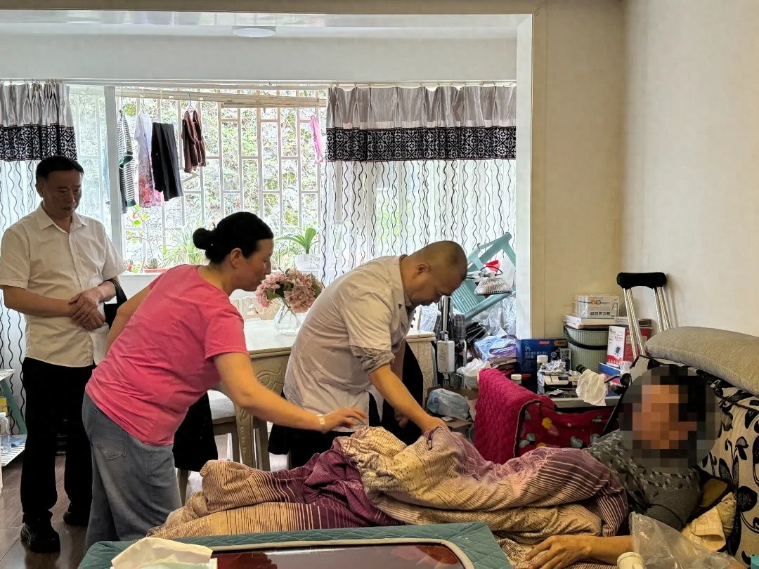 红花岗区残联上门办证助残月服务！特殊群体办证难问题咋解决？