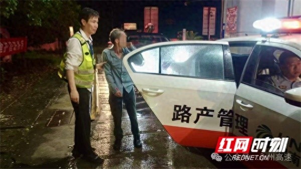 老人强闯高速！当班收费员唐珏如何守护其安全？背后故事惊人