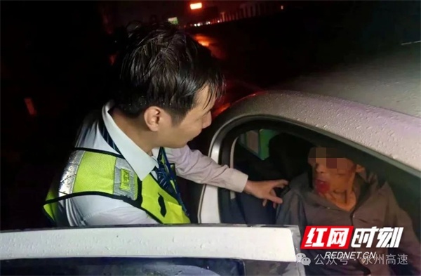 老人强闯高速！当班收费员唐珏如何守护其安全？背后故事惊人  第2张