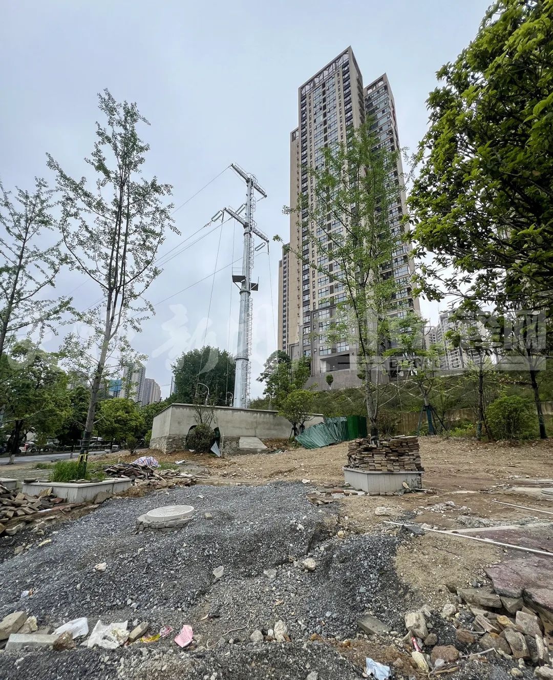 贵州日报曝光！万科麓山小区高压线塔工程引发居民担忧？  第2张