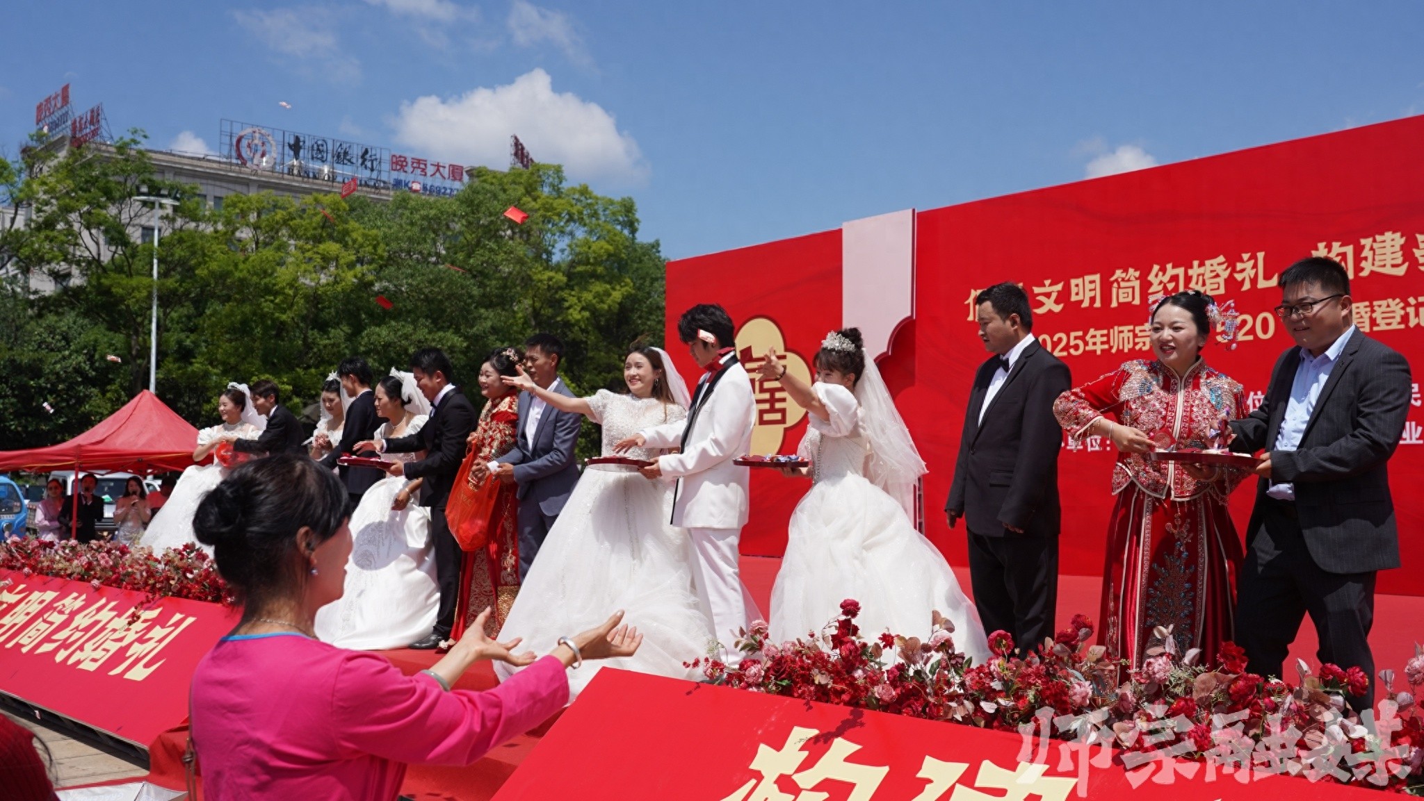 5·20师宗集体颁证活动超有爱！7对新人开启新篇章，金婚夫妇来支招？