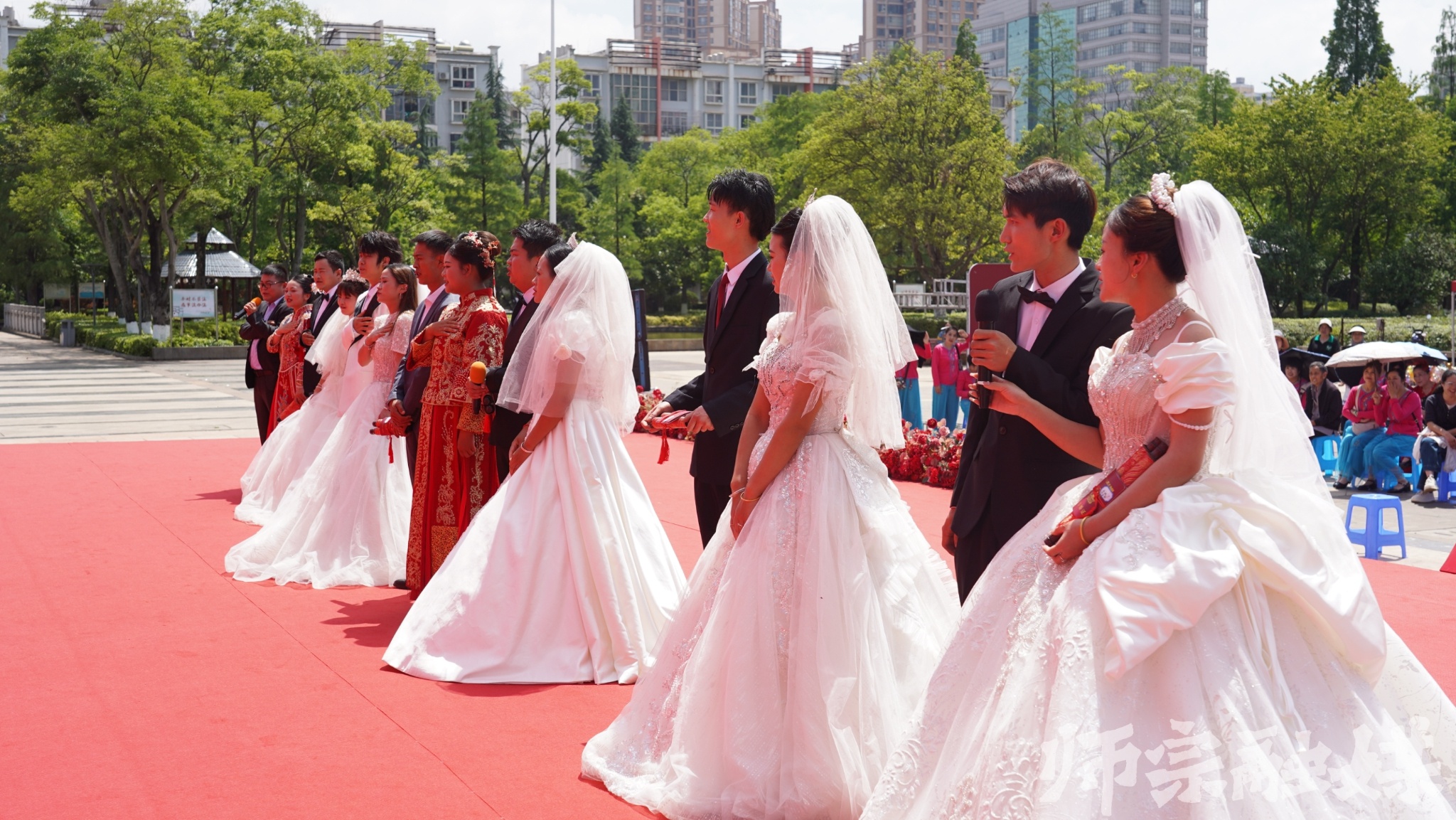 5·20师宗集体颁证活动超有爱！7对新人开启新篇章，金婚夫妇来支招？  第3张