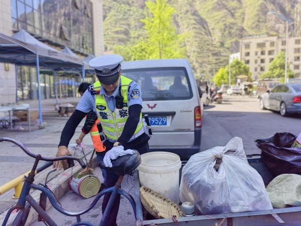 汶川甜樱桃成熟季！交警清障、设维权点，这背后究竟藏着啥秘密？  第2张
