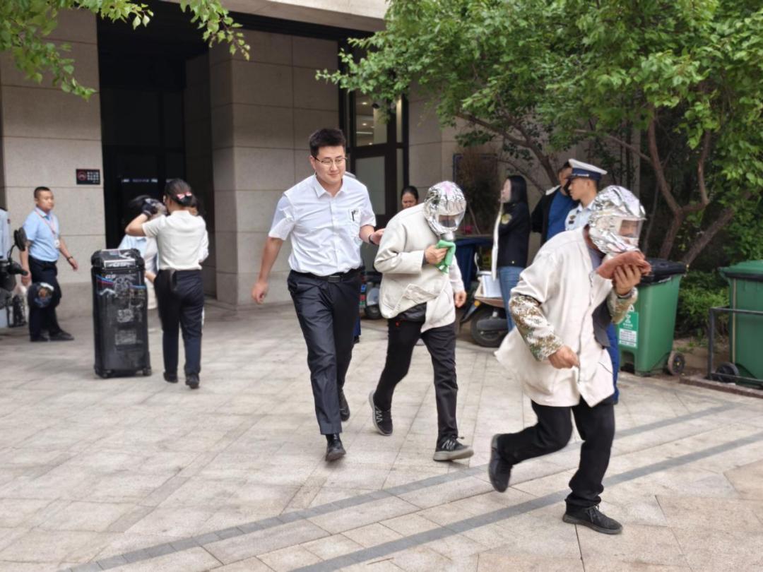 高层住宅火灾应急演练！近百人参与，你了解如何逃生吗？  第3张