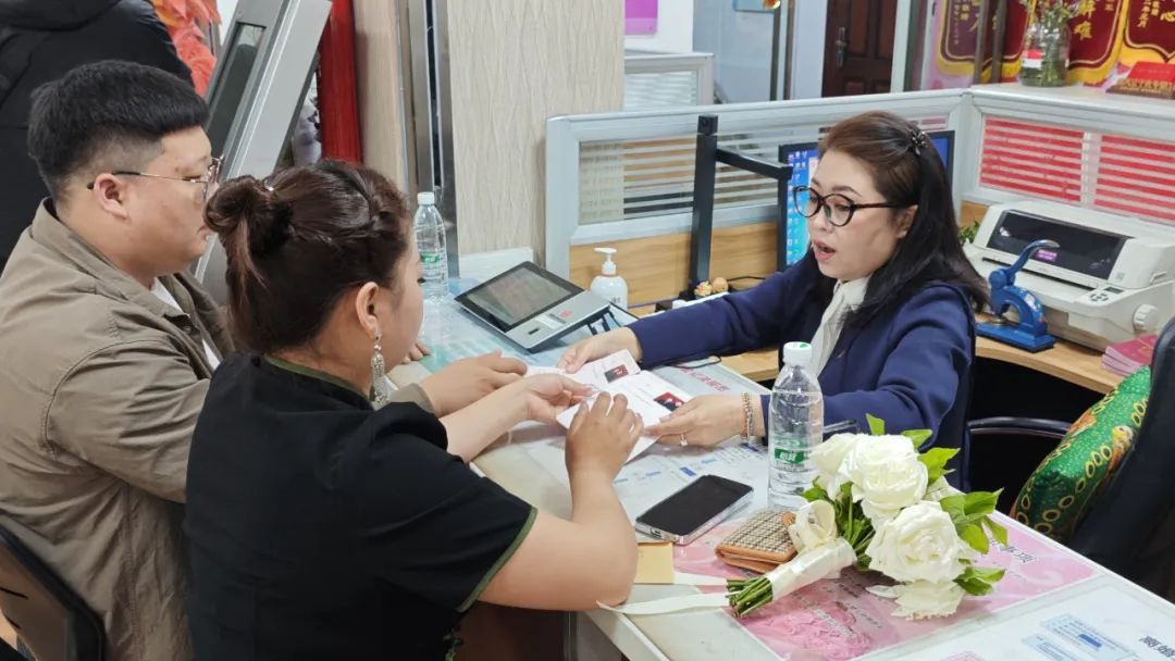 5·20撞上婚姻登记条例，锦州406对新人领证！啥情况这么火爆？  第2张