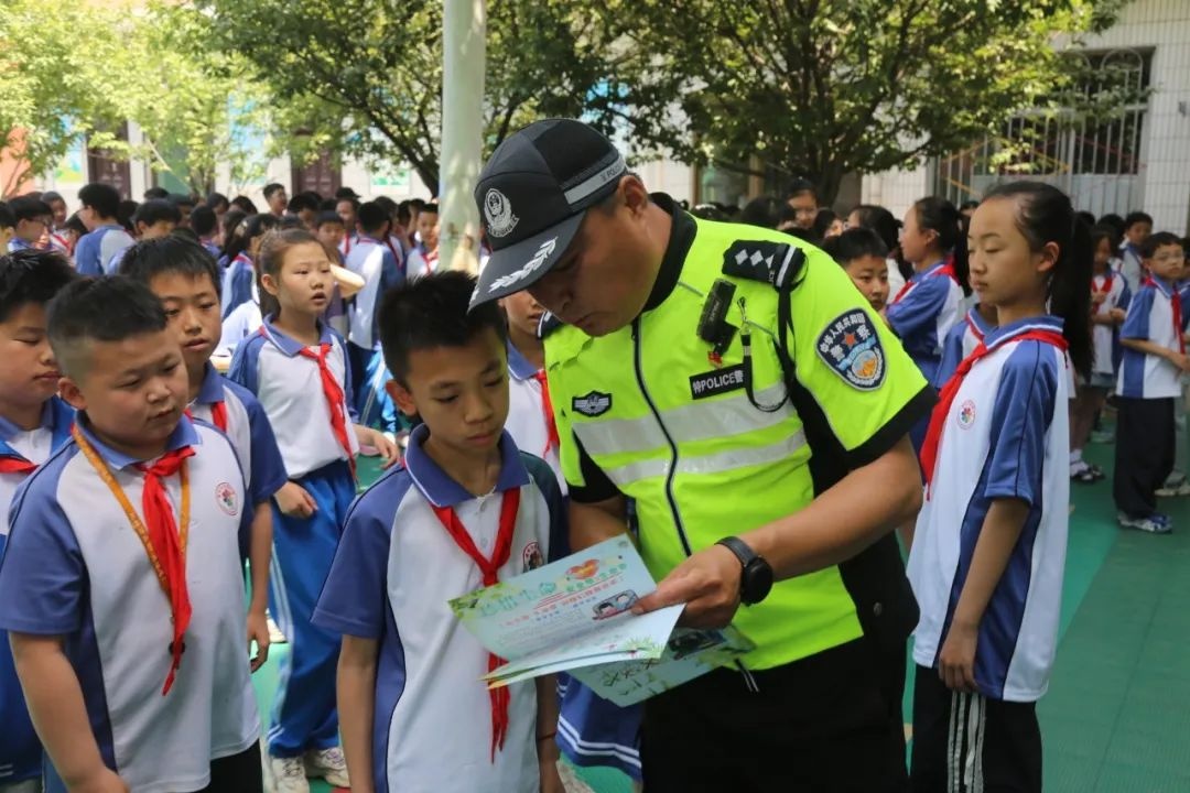 霍州公安交警走进实验小学，为孩子们平安上学路保驾护航？  第5张