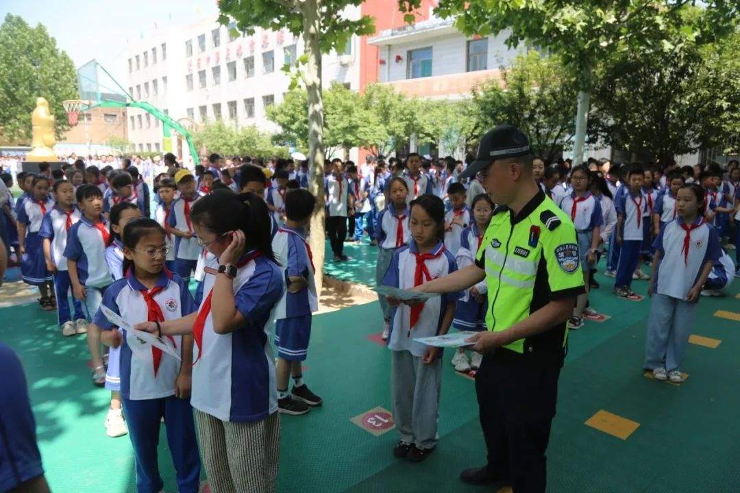 霍州公安交警走进实验小学，为孩子们平安上学路保驾护航？  第6张