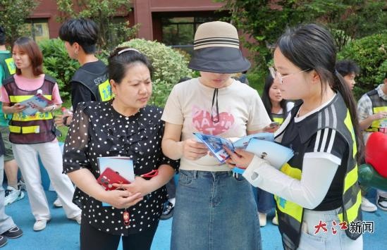 九江理工职业学院志警志愿服务队走进社区，安全知识宣传活动有多精彩？  第2张