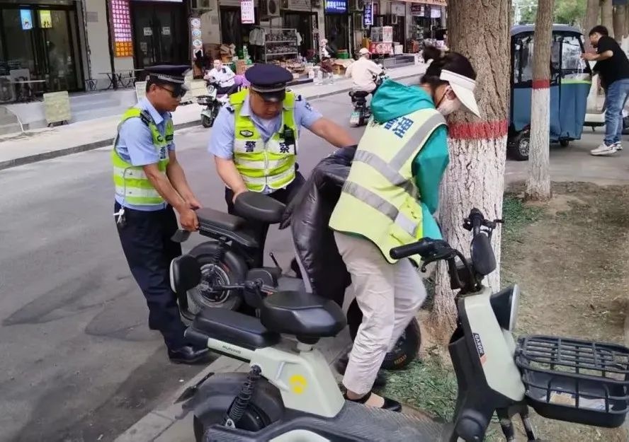 邯郸交巡警整治学步桥周边交通乱象，你还敢乱停车吗  第5张