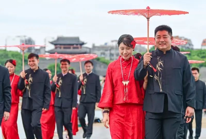 520章贡区集体婚礼超震撼！10对新人缘何齐聚浮桥头？  第3张