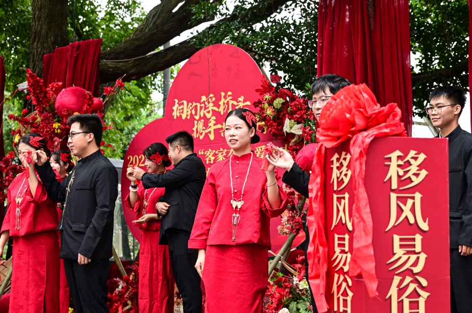520章贡区集体婚礼超震撼！10对新人缘何齐聚浮桥头？  第4张