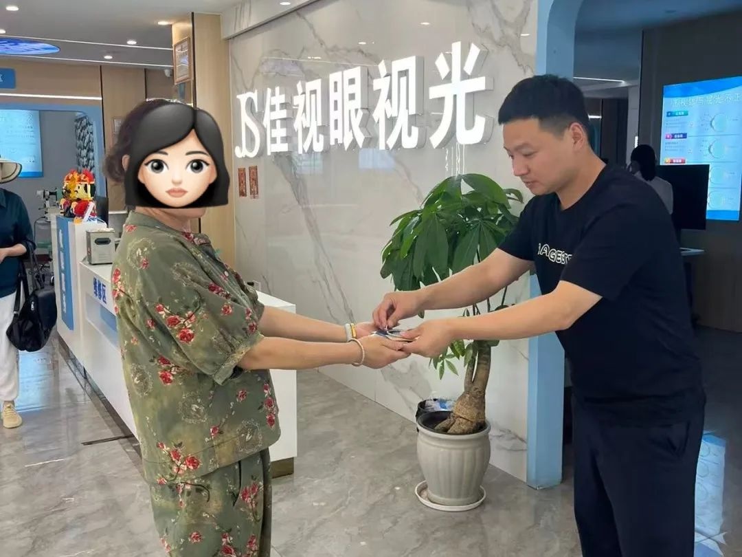 女子万元财物遗落心急如焚！警察数小时排查能找回吗？  第2张