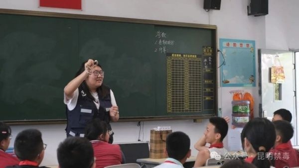 新型毒品竟伪装成零食饮料？昆明三中这堂禁毒课太震撼  第3张
