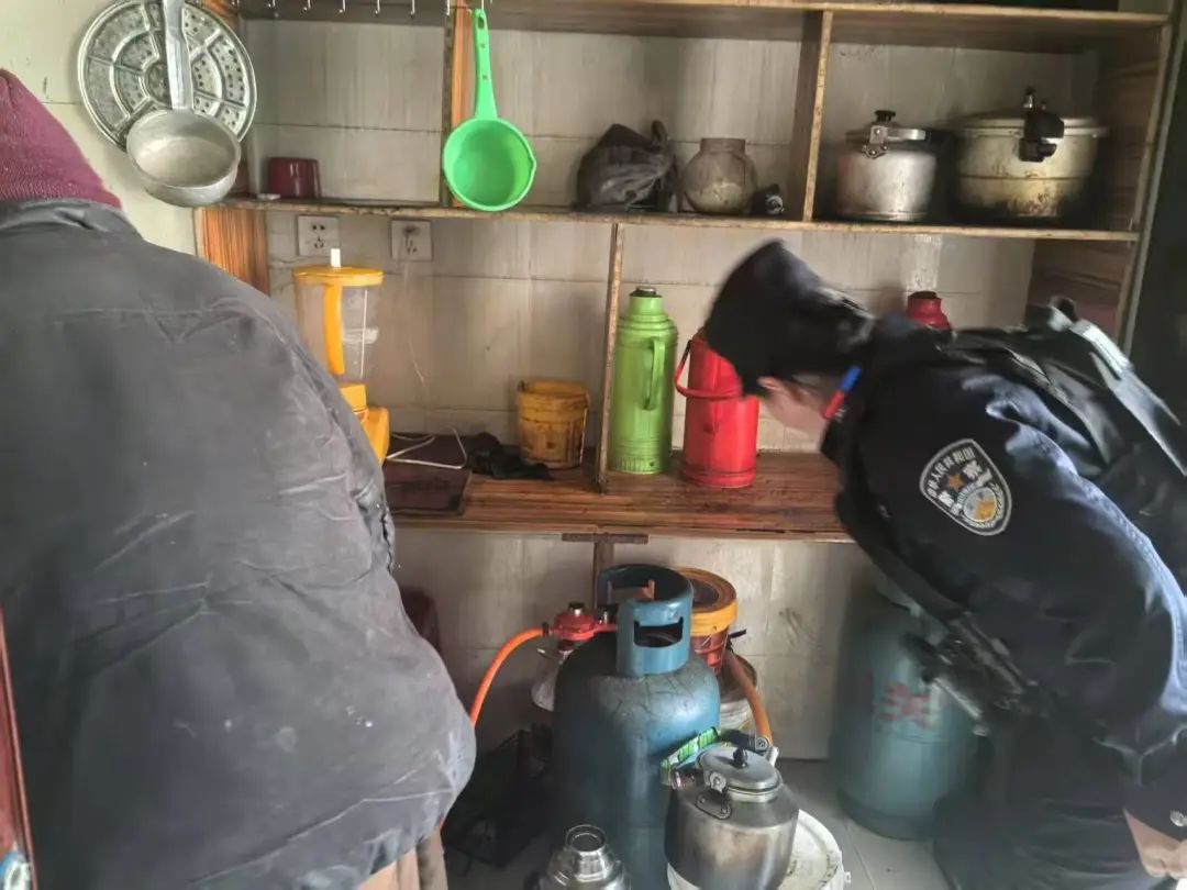 2025年5月21日杂旭社区民警暖心帮扶孤寡老人！你知道背后故事吗？  第2张