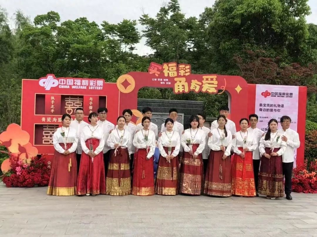 520 慈溪惊现浪漫集体婚礼！10 对新人如何演绎新风尚？