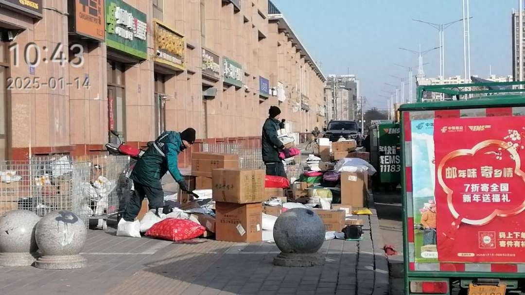 快递车辆霸占人行道，市民通行受阻！甘州区如何整治这一乱象？