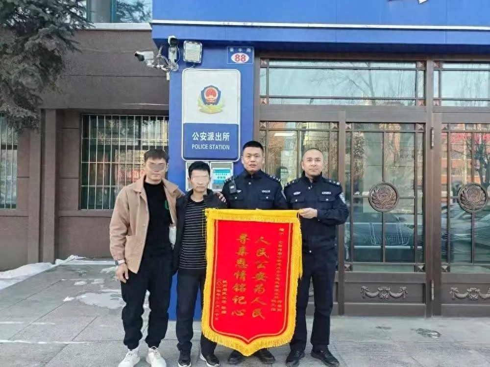 28年失散兄弟终重逢！警营故事专栏揭秘那些藏于星辰月下的感人瞬间  第1张