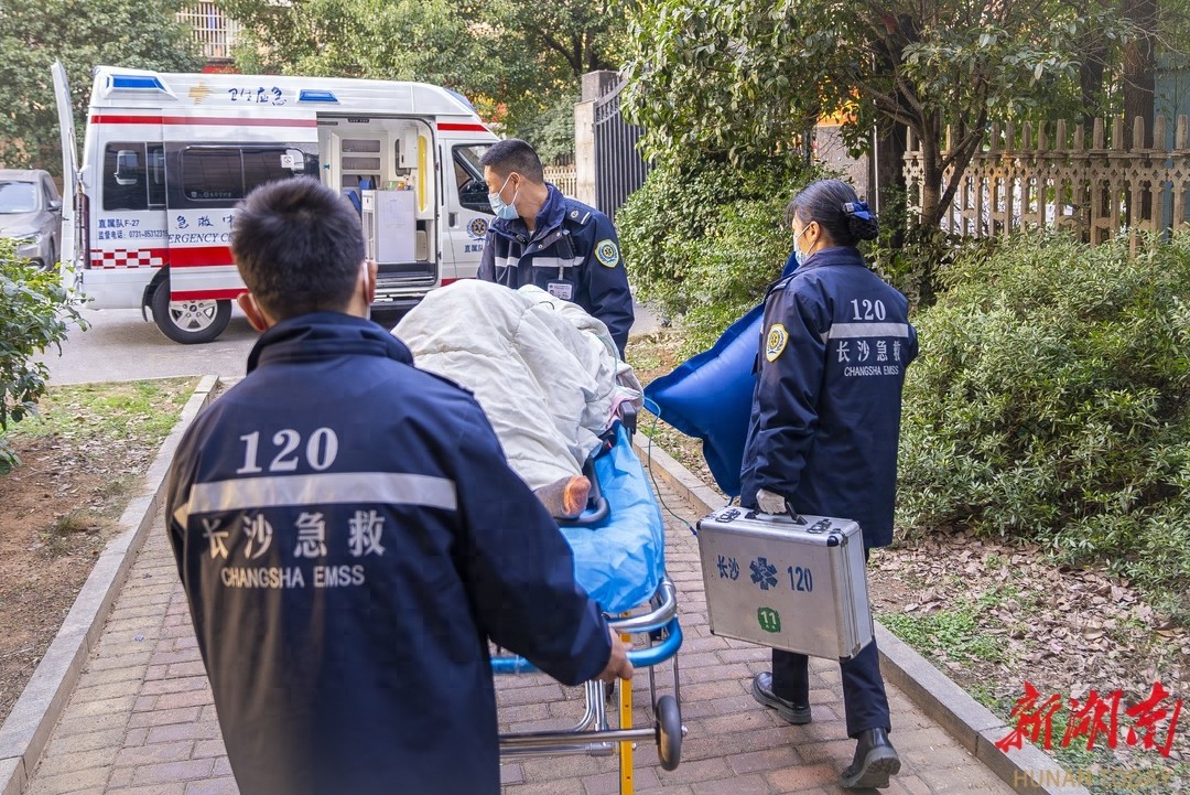 92岁老人头部摔伤，6分32秒生死救援！他们是如何做到的？  第1张