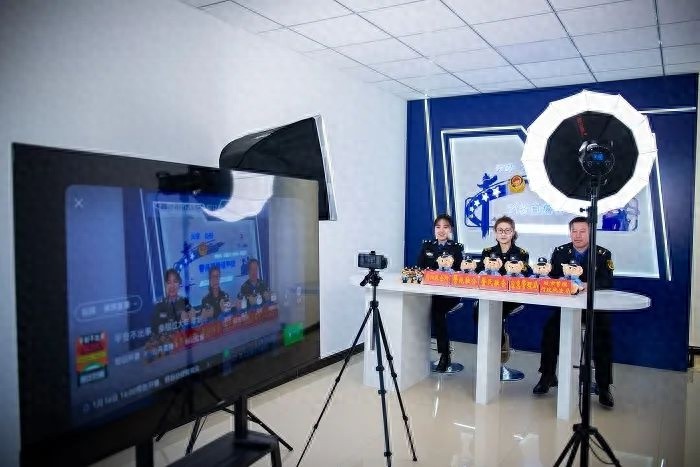 警察叔叔直播教你安全知识，你学会了吗？快来互动赢取可爱警察小礼物  第1张