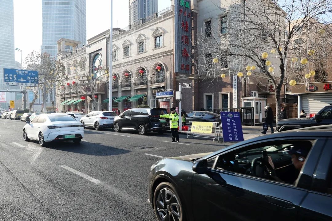 春节购物停车难?桂顺斋总店前交警放大招,停车不再愁 第2张 春节购物停车难?桂顺斋总店前交警放大招,停车不再愁 第2张