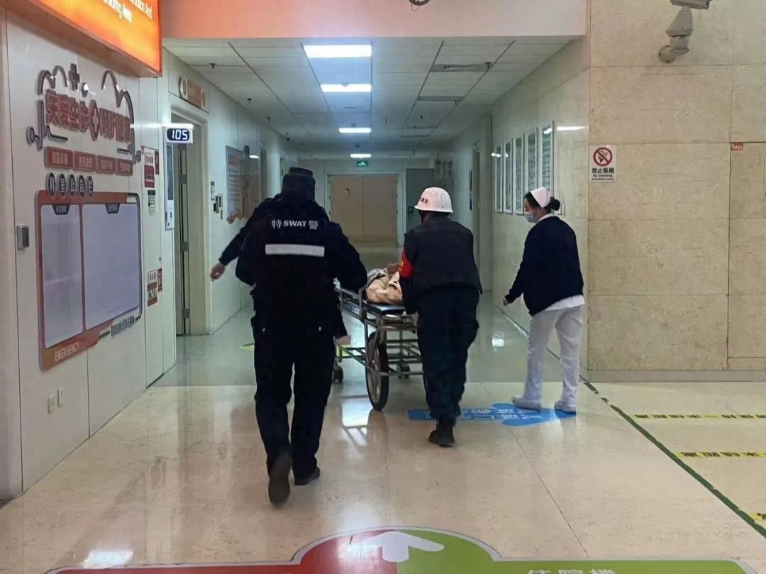 特警车疾驰救人，千元现金警民接力归还！这些暖心故事你听说了吗？  第1张