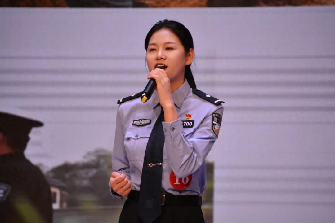 从讲台到警营，24岁女教师为何毅然转型？她的故事让人惊叹