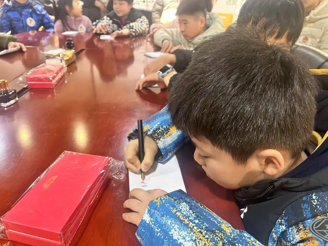 你知道吗？这支钢笔背后的匠心故事，竟让孩子们惊叹不已  第3张