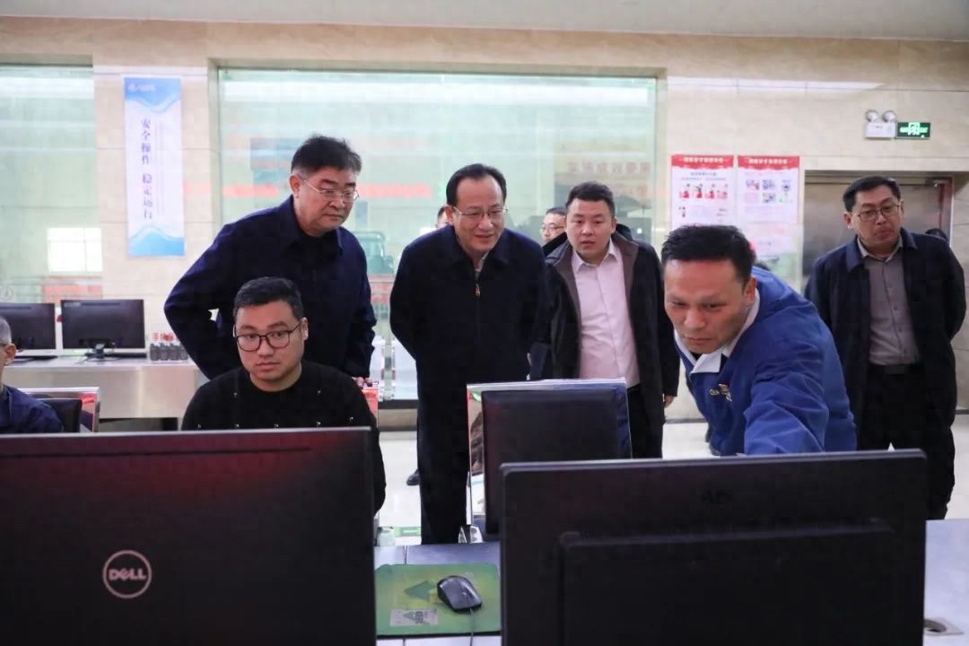 区委书记张熙滨亲临一线督导环保工作，电力与建材行业如何实现绿色转型？  第1张