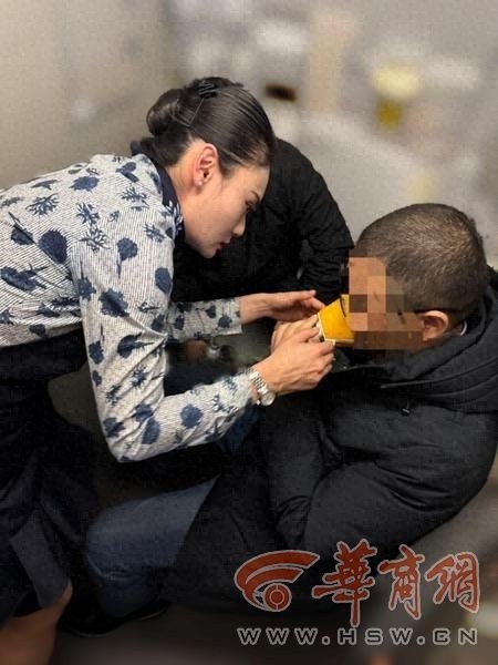 惊险！春运航班上旅客突然晕倒，乘务员紧急施救，最终化险为夷  第1张
