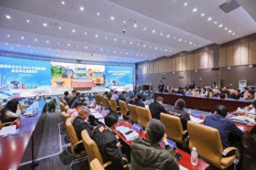 龙岗区突发路面塌陷！6米深坑吞噬轿车，应急演练如何应对？  第1张