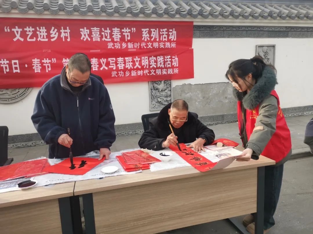 新春送福，大学生志愿者挥毫泼墨，你收到这份特别的祝福了吗？  第2张
