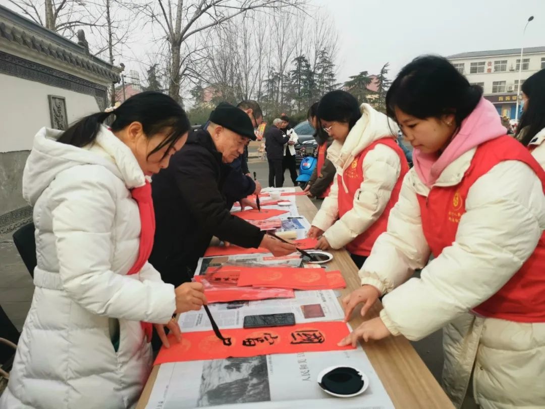 新春送福，大学生志愿者挥毫泼墨，你收到这份特别的祝福了吗？  第3张