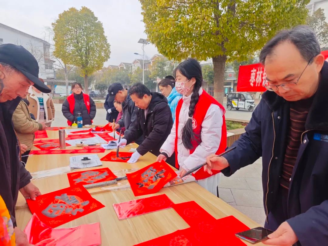 新春送福，大学生志愿者挥毫泼墨，你收到这份特别的祝福了吗？  第4张