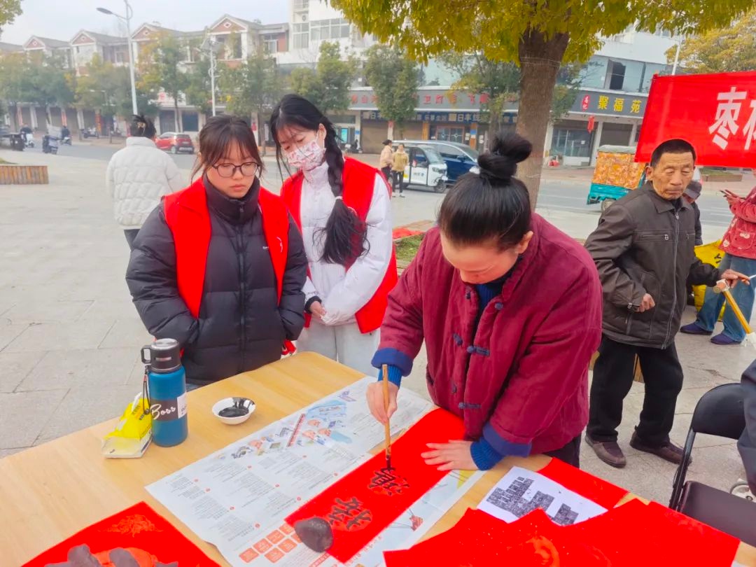 新春送福，大学生志愿者挥毫泼墨，你收到这份特别的祝福了吗？  第5张