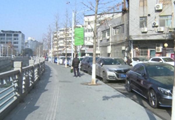 停车费一夜翻倍！妇幼保健院附近停车费为何突然暴涨？市民直呼不解