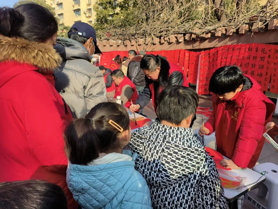 年过半百却精神抖擞！五老志愿者们如何用春联温暖整个春节集市？  第2张