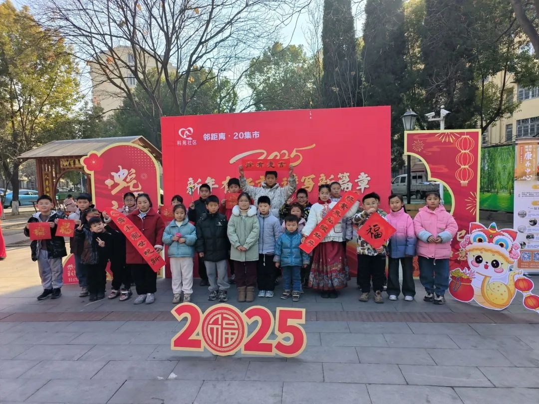 年过半百却精神抖擞！五老志愿者们如何用春联温暖整个春节集市？  第3张