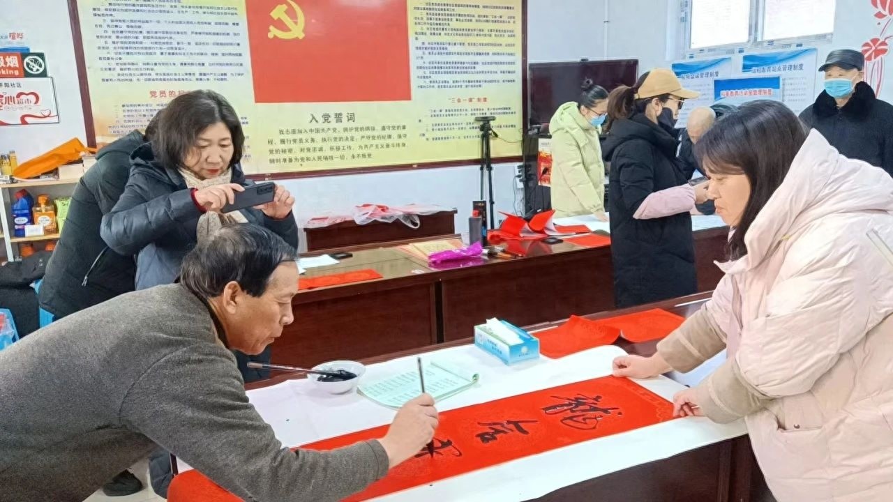 金蛇狂舞迎新岁，翰墨飘香送祝福！东城街街道平阳社区如何用春联点燃新春氛围？  第1张