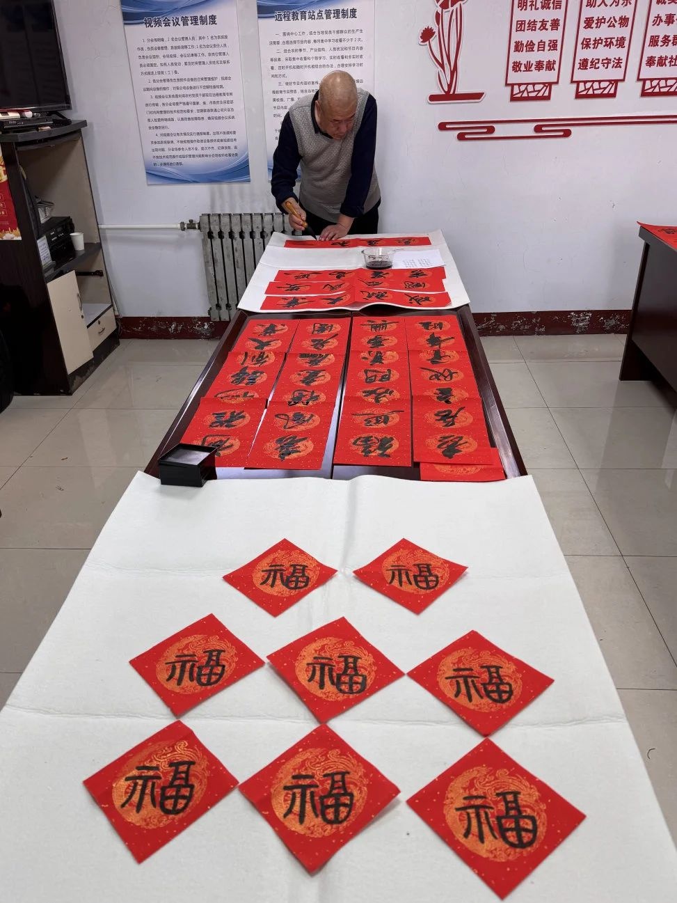 金蛇狂舞迎新岁，翰墨飘香送祝福！东城街街道平阳社区如何用春联点燃新春氛围？  第2张