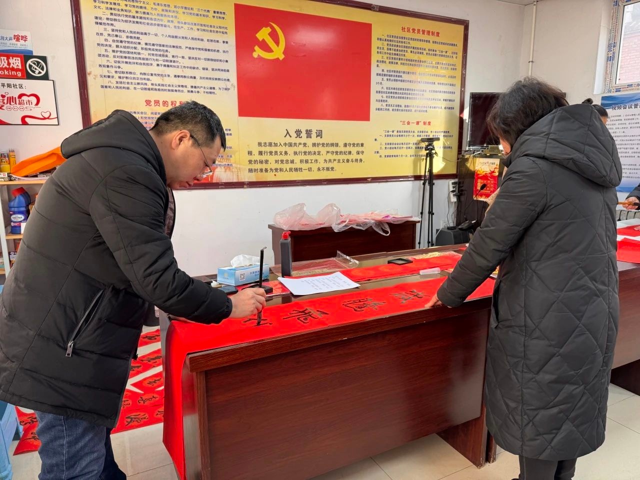 金蛇狂舞迎新岁，翰墨飘香送祝福！东城街街道平阳社区如何用春联点燃新春氛围？  第3张