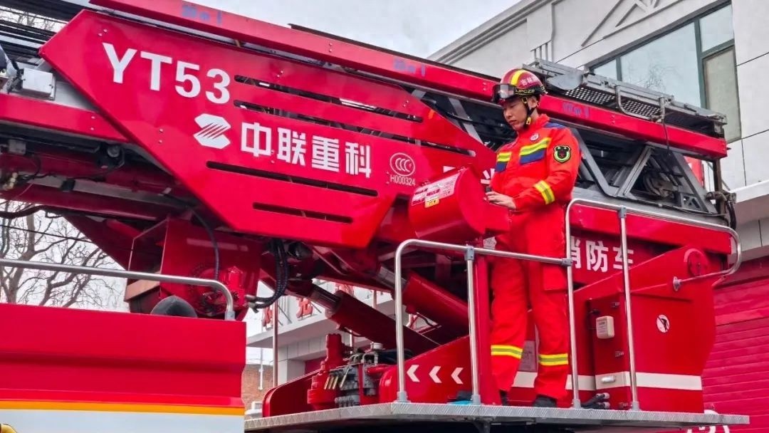 何鹏：消防英雄如何在高空救援中书写传奇？揭秘他的无畏与荣耀  第1张