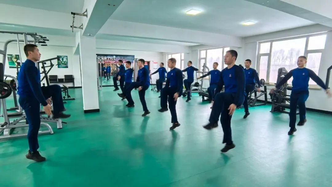 何鹏：消防英雄如何在高空救援中书写传奇？揭秘他的无畏与荣耀  第2张