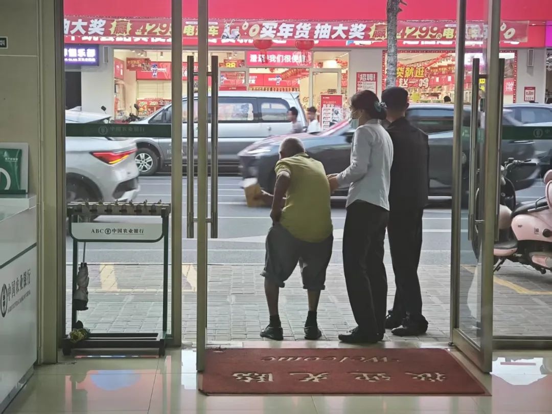 老人积蓄被火灾毁坏，农行员工如何帮他度过难关？感人故事揭秘  第4张